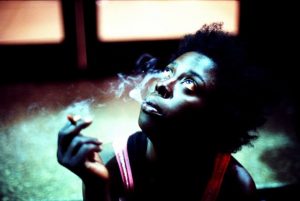 Saphire, une femme fume un joint de K2