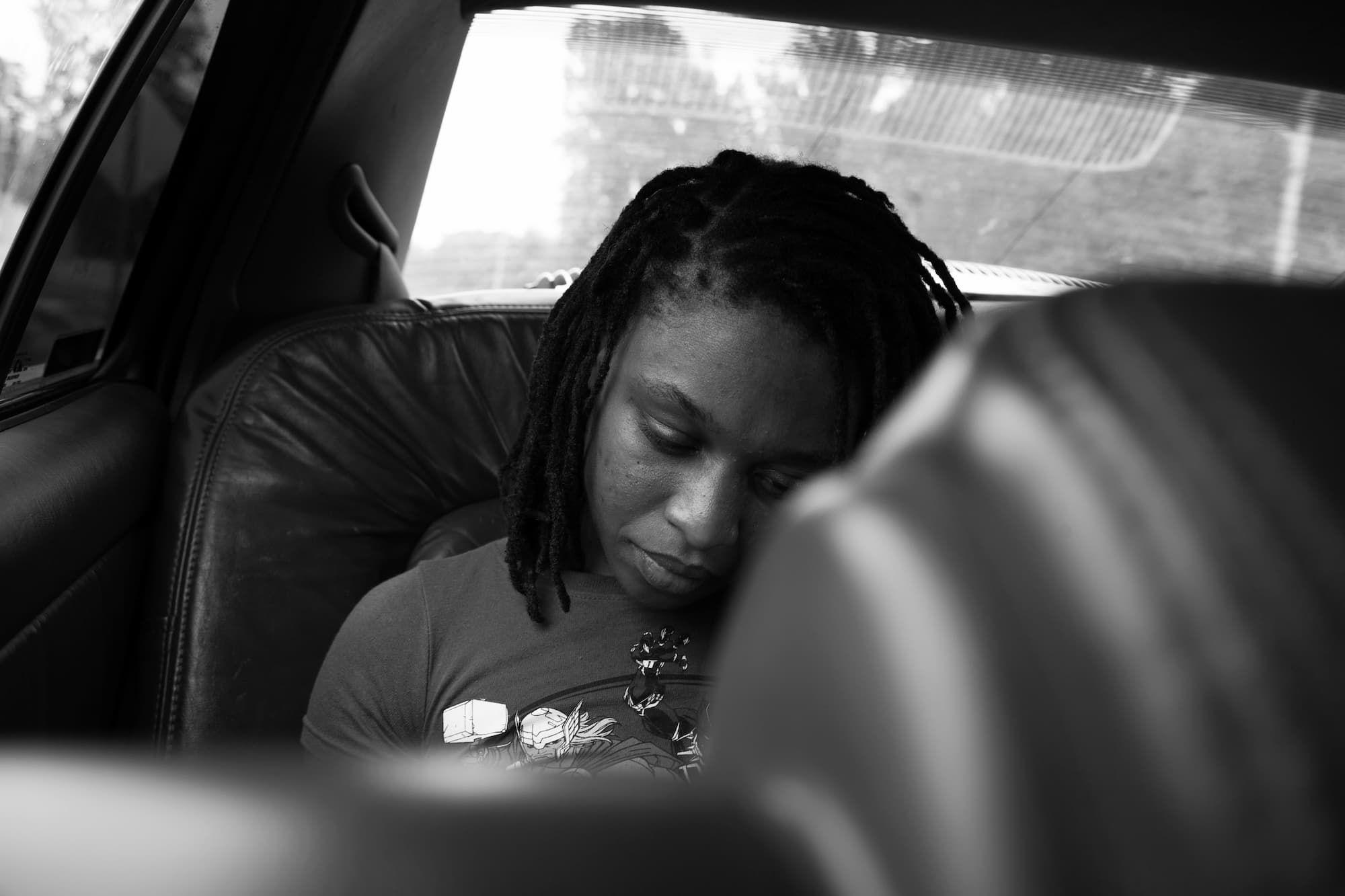 Céline Sarr - Wilson - Mango silencieuse à l'arrière de la voiture