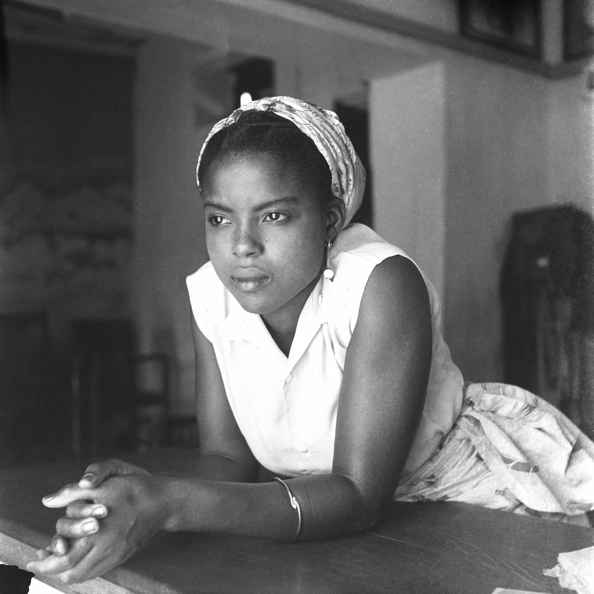 James Barnor, Gladys Kwakor Owoo, employée à Alsalso House, Ever Young Studio, Jamestown, Accra, 1957
