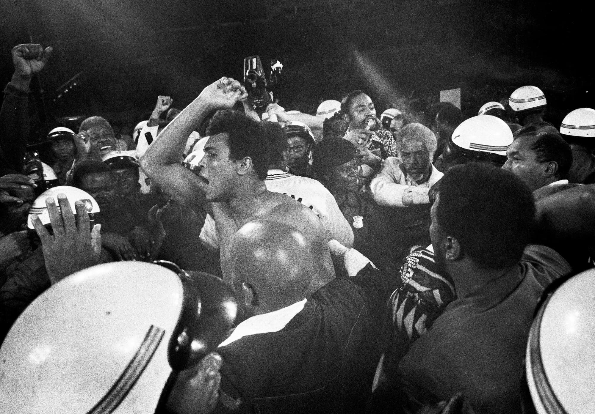 William Klein, Ali vient de mettre Foreman K.O., Kinshasa, Zaïre, 1974