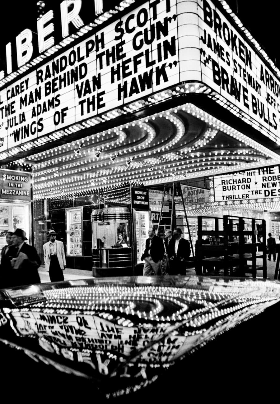 William Klein, Wings of The Hawk, 42e rue, New York, 1955